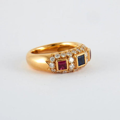 Bague 52 Bague carrée en or jaune 18K, saphir, rubis et diamants 58 Facettes 2.131