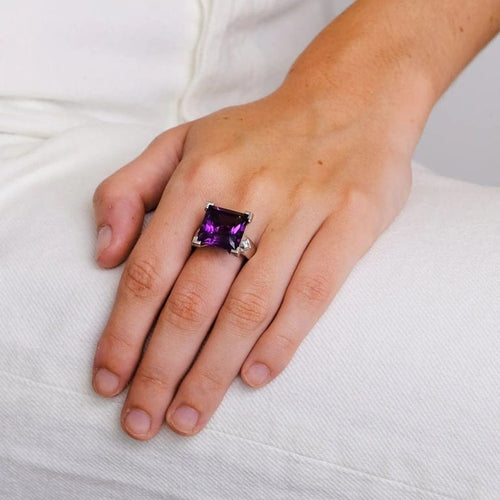 Bague 53 Bague en or blanc 18k avec améthyste et diamants 58 Facettes 2.192