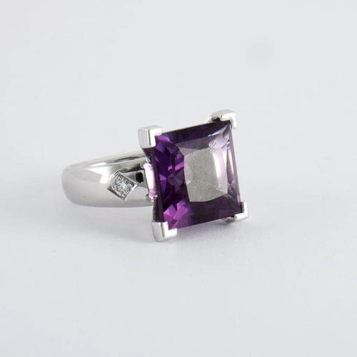 Bague 53 Bague en or blanc 18k avec améthyste et diamants 58 Facettes 2.192