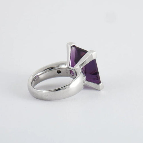 Bague 53 Bague en or blanc 18k avec améthyste et diamants 58 Facettes 2.192