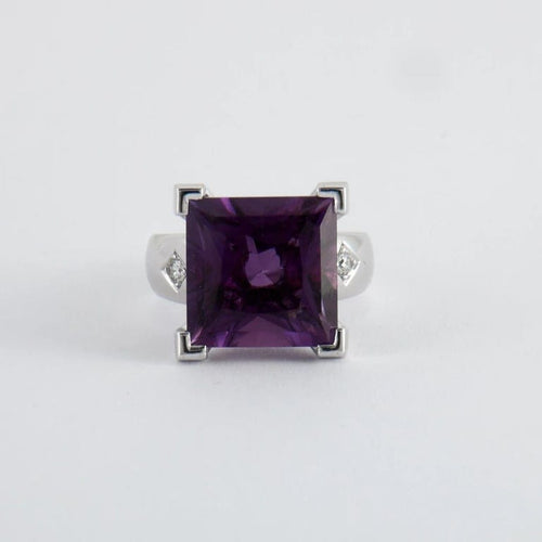 Bague 53 Bague en or blanc 18k avec améthyste et diamants 58 Facettes 2.192