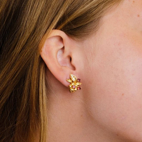 Boucles d'oreilles Boucles d’oreilles fleurs à clip en or jaune 18k, rubis birmans et diamants 58 Facettes 2.165