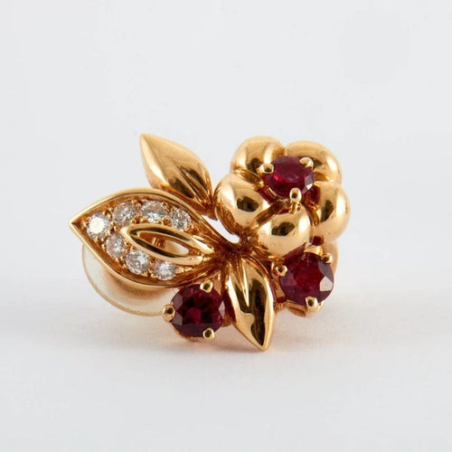 Boucles d'oreilles Boucles d’oreilles fleurs à clip en or jaune 18k, rubis birmans et diamants 58 Facettes 2.165