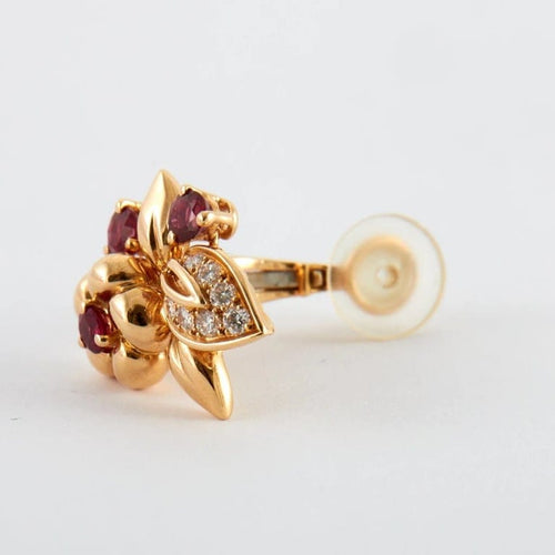 Boucles d'oreilles Boucles d’oreilles fleurs à clip en or jaune 18k, rubis birmans et diamants 58 Facettes 2.165