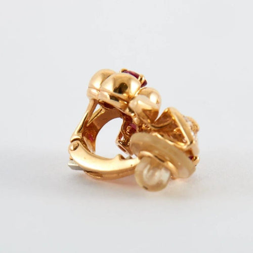 Boucles d'oreilles Boucles d’oreilles fleurs à clip en or jaune 18k, rubis birmans et diamants 58 Facettes 2.165