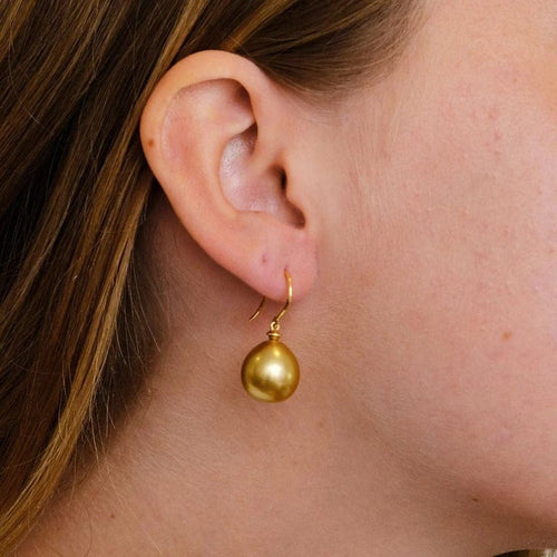 Boucles d'oreilles Boucles d’oreilles dormeuses en or jaune 18K et perles Gold 58 Facettes 2.578