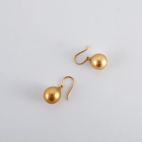 Boucles d'oreilles Boucles d’oreilles dormeuses en or jaune 18K et perles Gold 58 Facettes 2.578