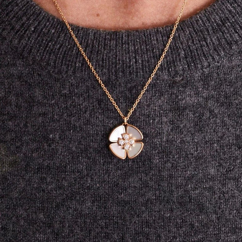Collier Collier fleur en or rose 18k avec nacre et diamants 58 Facettes 002.687