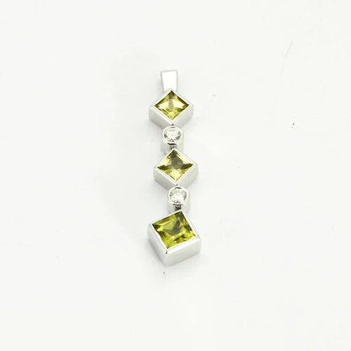 Pendentif Arlequin - Pendentif en or blanc palladié 18k avec péridots et diamants 58 Facettes 002.147