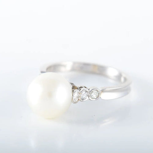 Bague 52 Bague en or gris 18K avec perle blanche et diamants 58 Facettes LP 918