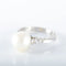 Bague 52 Bague en or gris 18K avec perle blanche et diamants 58 Facettes LP 918