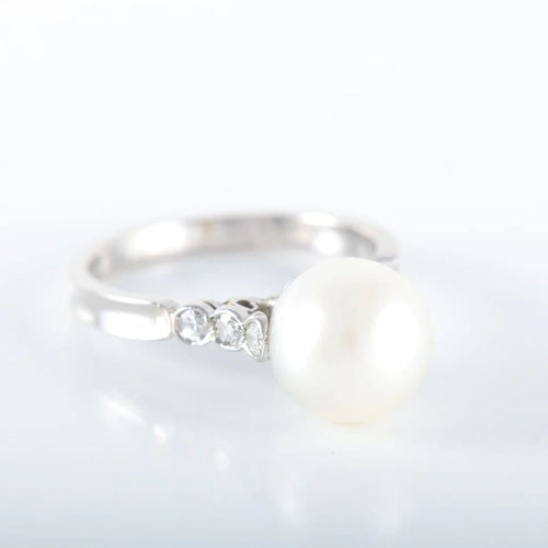 Bague 52 Bague en or gris 18K avec perle blanche et diamants 58 Facettes LP 918