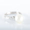 Bague 52 Bague en or gris 18K avec perle blanche et diamants 58 Facettes LP 918