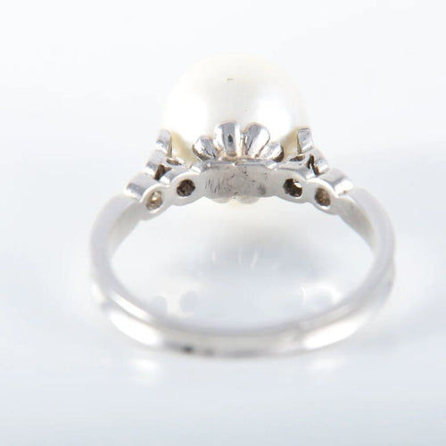 Bague 52 Bague en or gris 18K avec perle blanche et diamants 58 Facettes LP 918