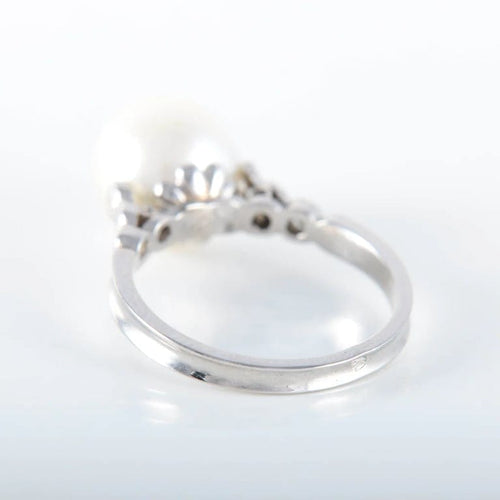 Bague 52 Bague en or gris 18K avec perle blanche et diamants 58 Facettes LP 918