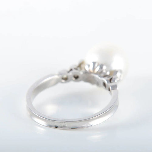 Bague 52 Bague en or gris 18K avec perle blanche et diamants 58 Facettes LP 918