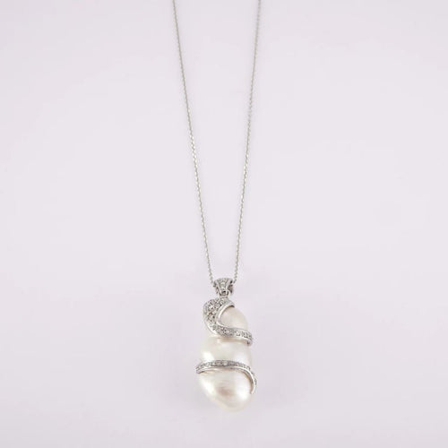 Pendentif Pendentif en or gris avec perle et diamants 58 Facettes