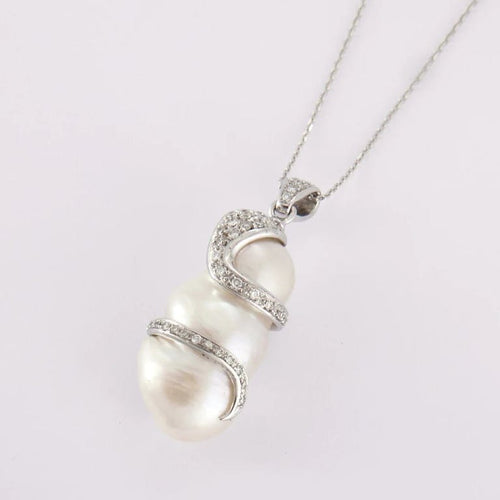 Pendentif Pendentif en or gris avec perle et diamants 58 Facettes