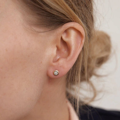 Boucles d'oreilles Clous d'oreilles en or jaune 18K serti clos 58 Facettes