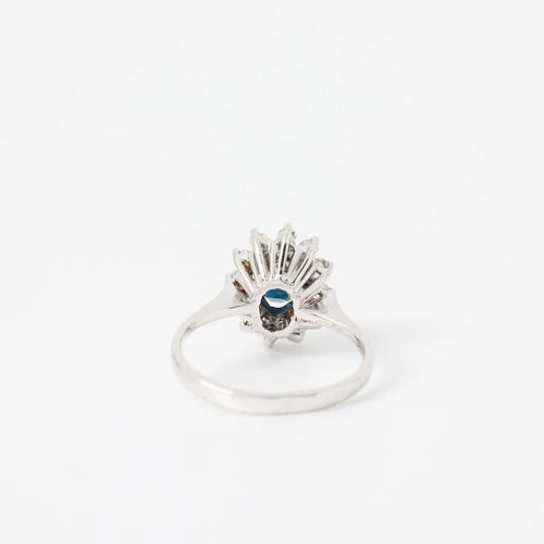 Bague 47 Bague marguerite en or gris 18k avec saphir ovale et diamants 58 Facettes 1