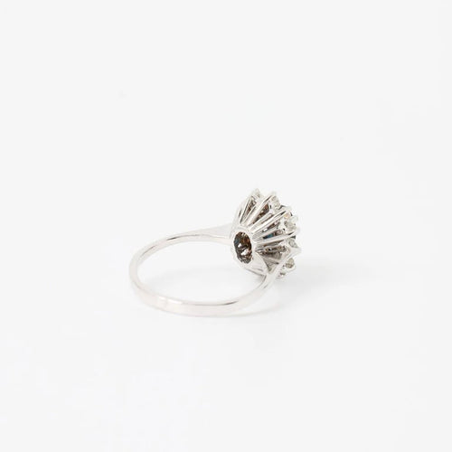 Bague 47 Bague marguerite en or gris 18k avec saphir ovale et diamants 58 Facettes 1