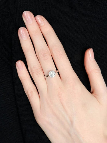 Bague 52 Bague solitaire en or blanc 18K avec diamant 0,61 ct et diamants 58 Facettes