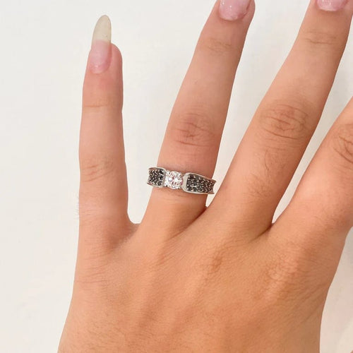 Bague 53 Bague solitaire en or blanc 18k avec diamants blancs et noirs 58 Facettes