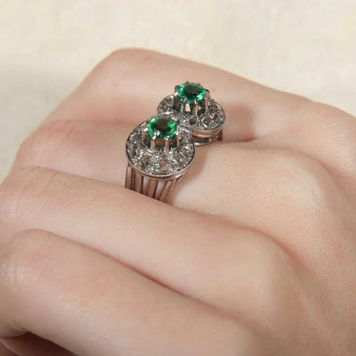 Bague 53 Bague en forme de 8 en or blanc 750 avec émeraudes et diamants 58 Facettes 8397