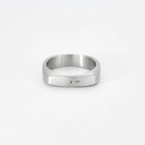 Bague 60 Bague carrée en or blanc brossé 18k 58 Facettes M8872