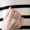 Bague 54 Bague chevalière en or blanc 18k à 5 rangs de diamants 58 Facettes M8872