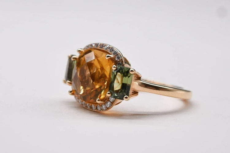 Bague 53.5 Bague cocktail en or rose avec citrine, saphirs verts et diamants 58 Facettes