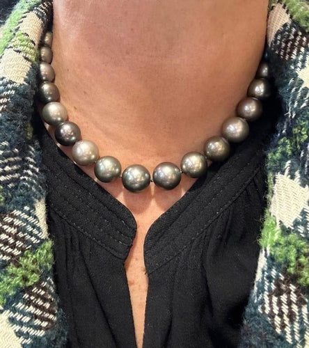 Collier Collier en perles de Tahiti avec fermoir en or blanc 18 carats 58 Facettes 355102