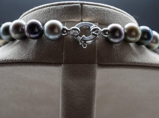 Collier Collier en perles de Tahiti avec fermoir en or blanc 18 carats 58 Facettes 355102