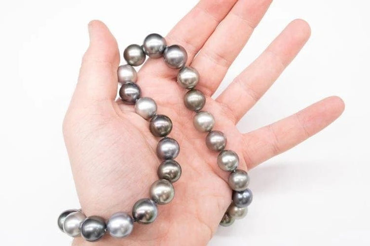 Collier Collier en perles de Tahiti avec fermoir en or blanc 18 carats 58 Facettes 355102