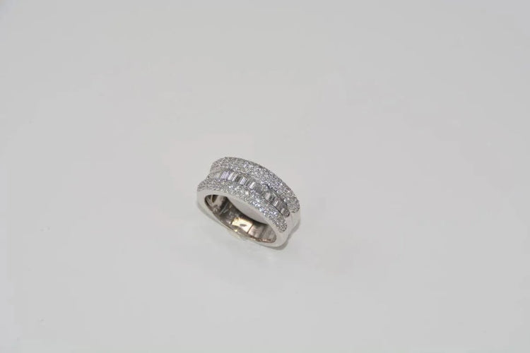 Bague 55 Bague en or blanc 18 carats sertie de diamants 58 Facettes