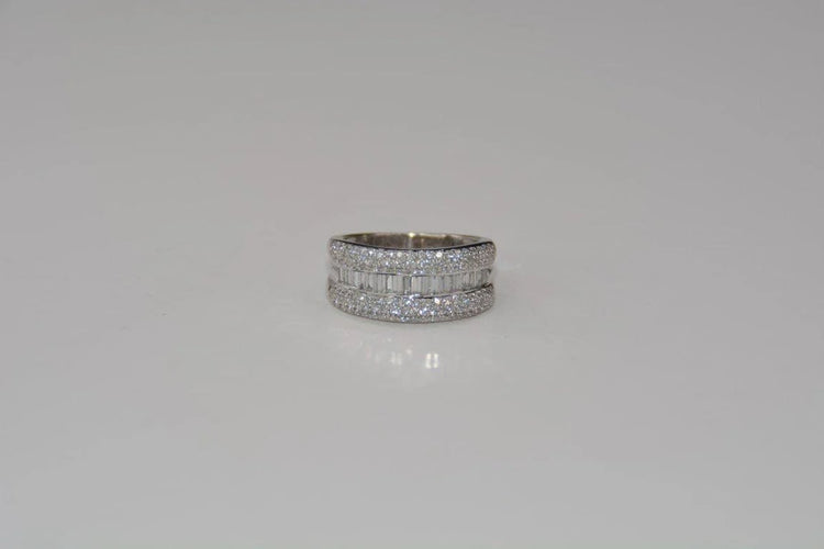 Bague 55 Bague en or blanc 18 carats sertie de diamants 58 Facettes