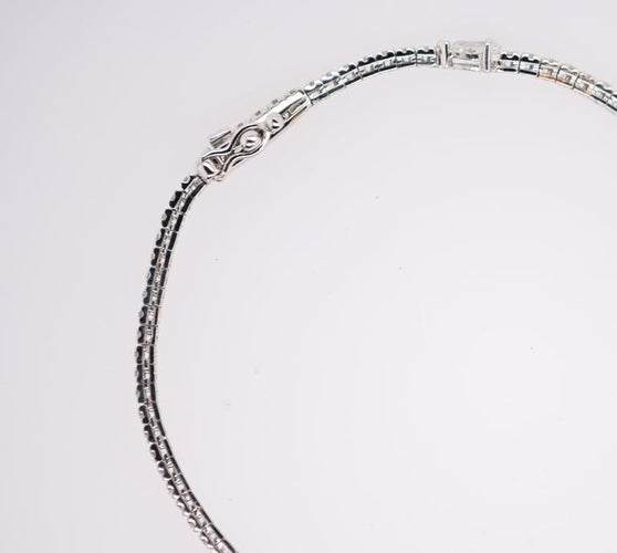Bracelet Bracelet tennis en or blanc 18 carats avec diamants poire et brillants 58 Facettes