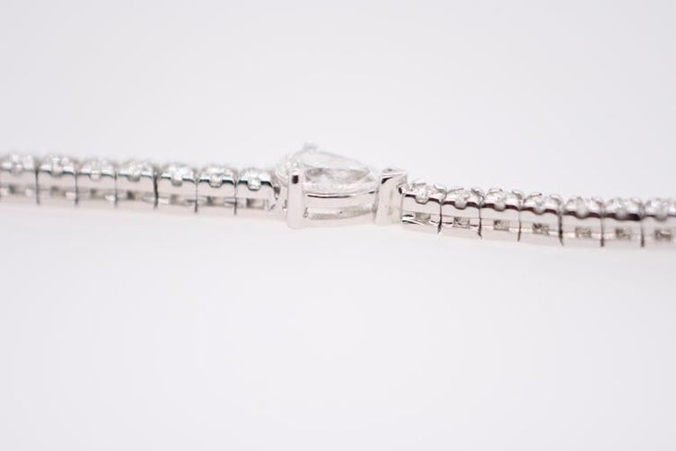 Bracelet Bracelet tennis en or blanc 18 carats avec diamants poire et brillants 58 Facettes