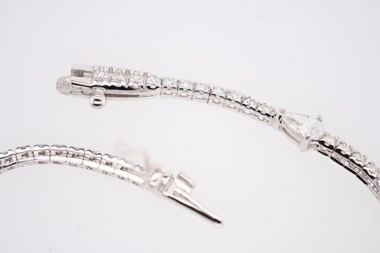 Bracelet Bracelet tennis en or blanc 18 carats avec diamants poire et brillants 58 Facettes