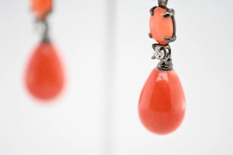 Boucles d'oreilles Boucles d'oreilles en or noir 18 carats, corail et diamants 58 Facettes