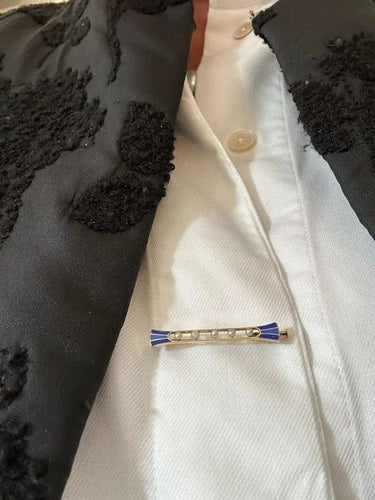 Broche Broche Art déco en or jaune 18 carats, émail bleu et demi-perles 58 Facettes