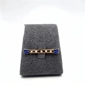Broche Broche Art déco en or jaune 18 carats, émail bleu et demi-perles 58 Facettes