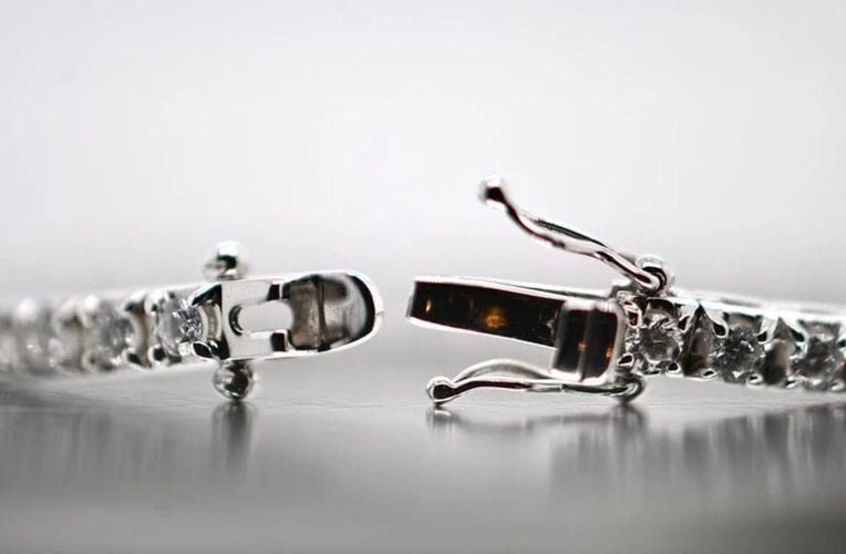 Bracelet Bracelet tennis en or blanc 18 carats et diamants 58 Facettes