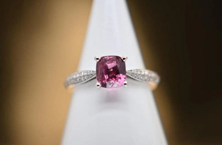 Bague 54 Bague en or blanc 18 carats avec diamants et saphir rose 58 Facettes
