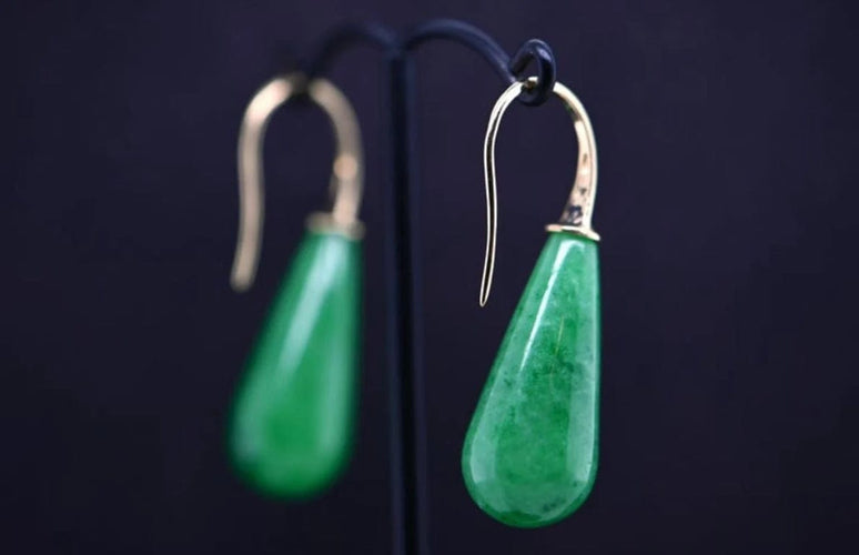 Boucles d'oreilles Boucles d’oreilles en jade avec crochets en or jaune 18 carats 58 Facettes