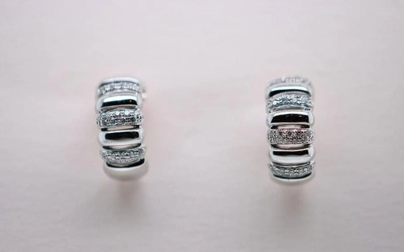 Boucles d'oreilles Boucles d'oreilles demi-cercle en or blanc 18 carats et diamants 58 Facettes