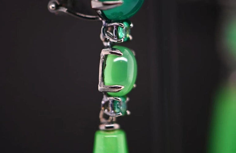 Boucles d'oreilles Boucles d'oreilles en or blanc 18 carats, émeraudes, jade et agate verte 58 Facettes