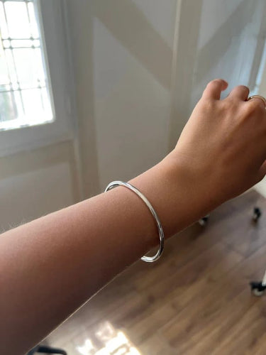 Bracelet Bracelet jonc ovale en or blanc 18 carats 58 Facettes