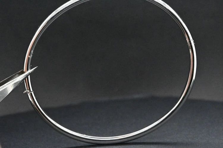 Bracelet Bracelet jonc ovale en or blanc 18 carats 58 Facettes
