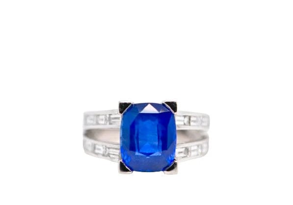 Bague 53 Bague en or blanc 18 carats au saphir 5,77 ct et diamants 58 Facettes